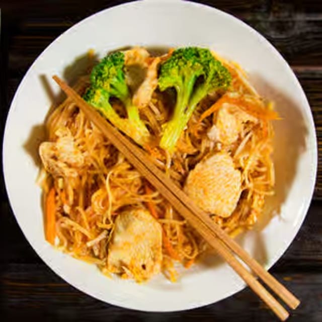 64. Pad Thai with Chicken (Pho Xao Ga).