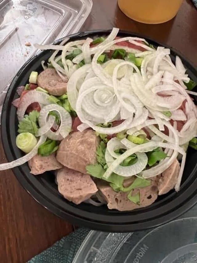 28. Thin Rare Beef Slices, Flank & Sliced Meatballs Noodle Soup (Pho Tai Nam Bo Vien).